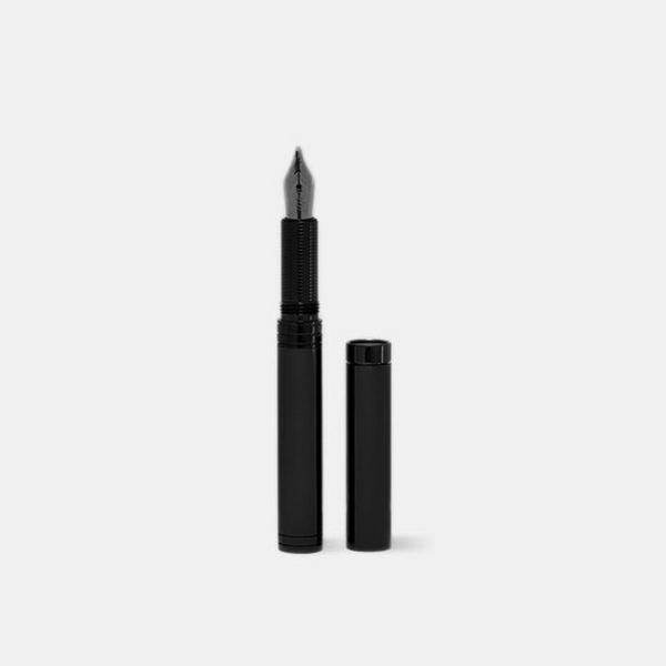 loclen tiny black fountain pen and cap sitting straight