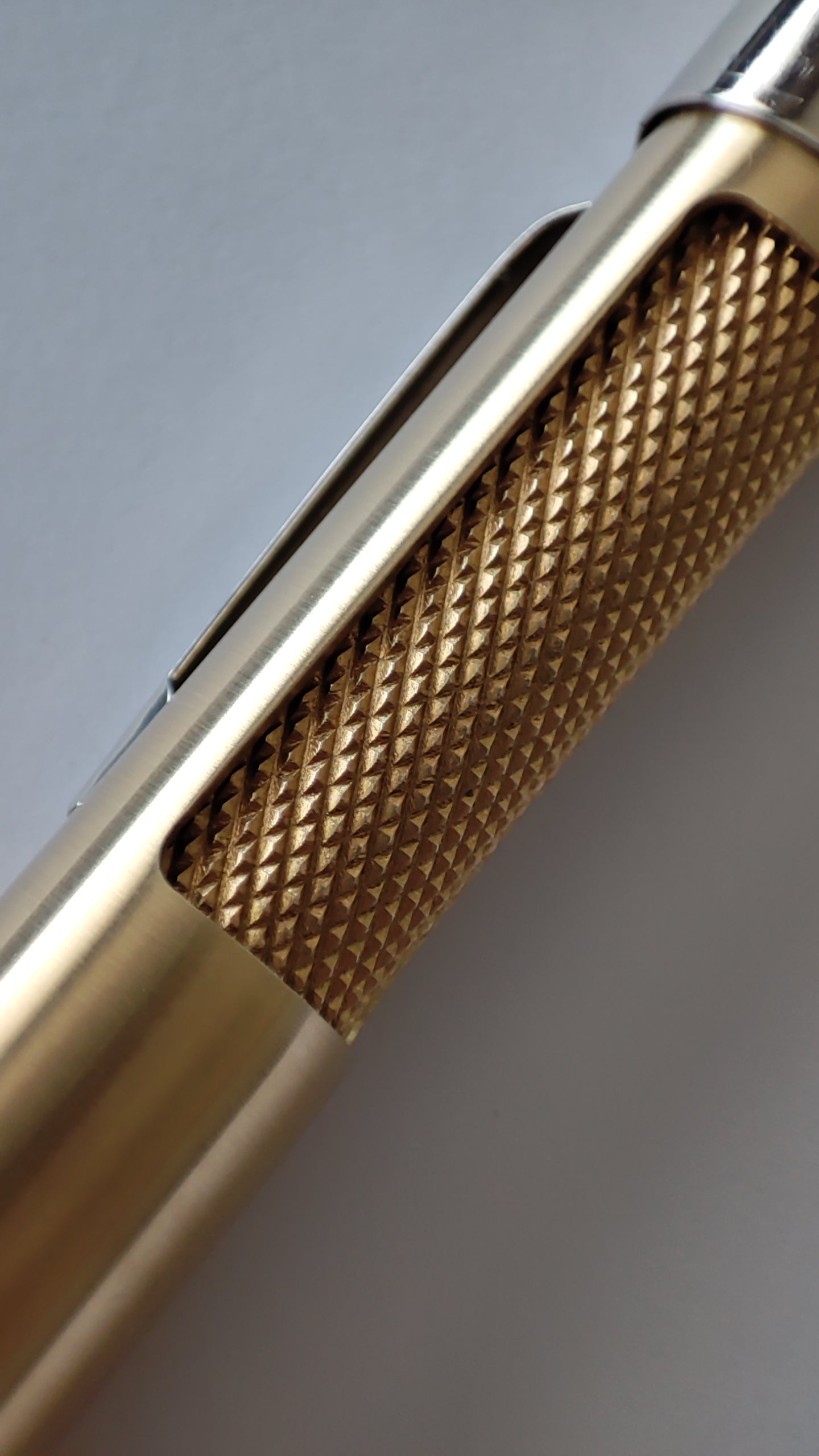 loclen v2 ballpoint pencil details of the knurled section