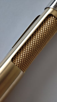 loclen v2 ballpoint pencil details of the knurled section